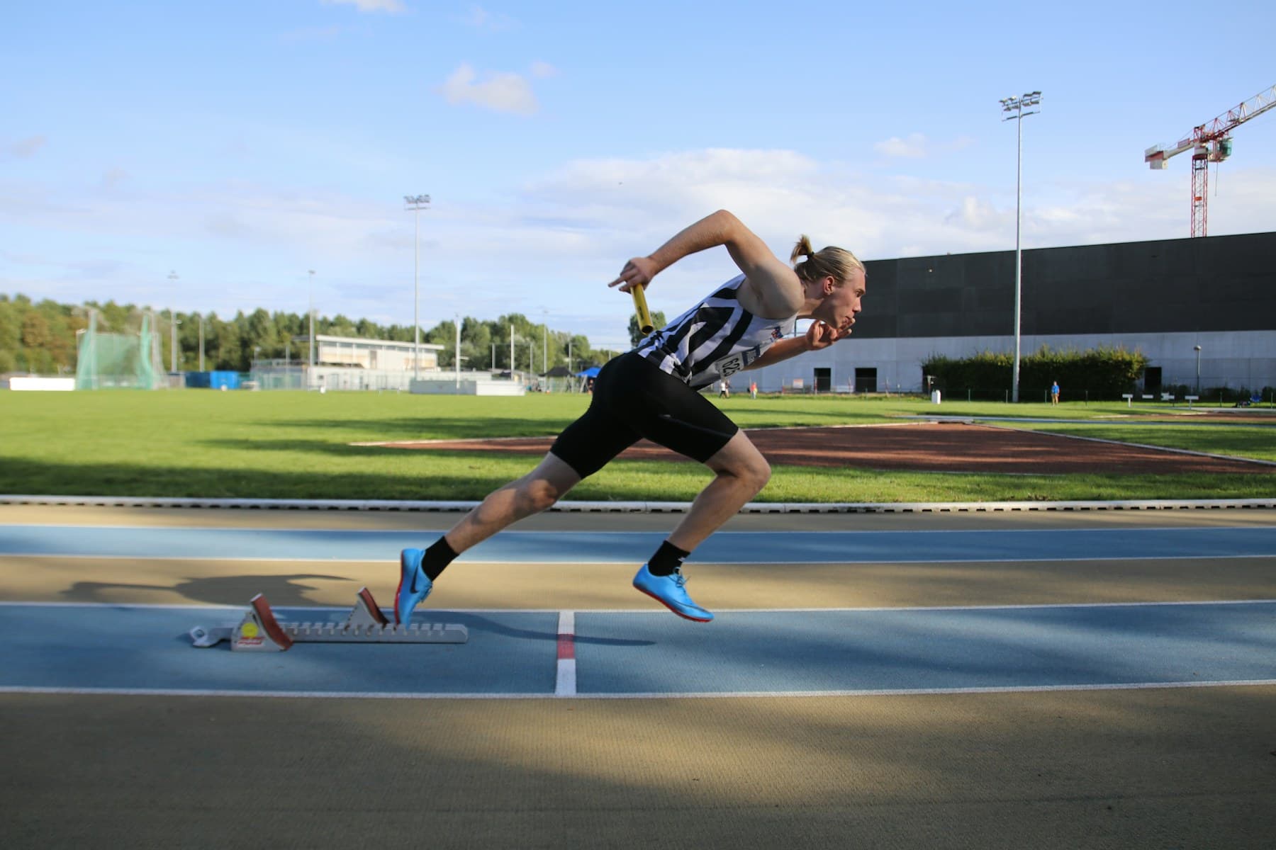Atleta comenzando una carrera en pista