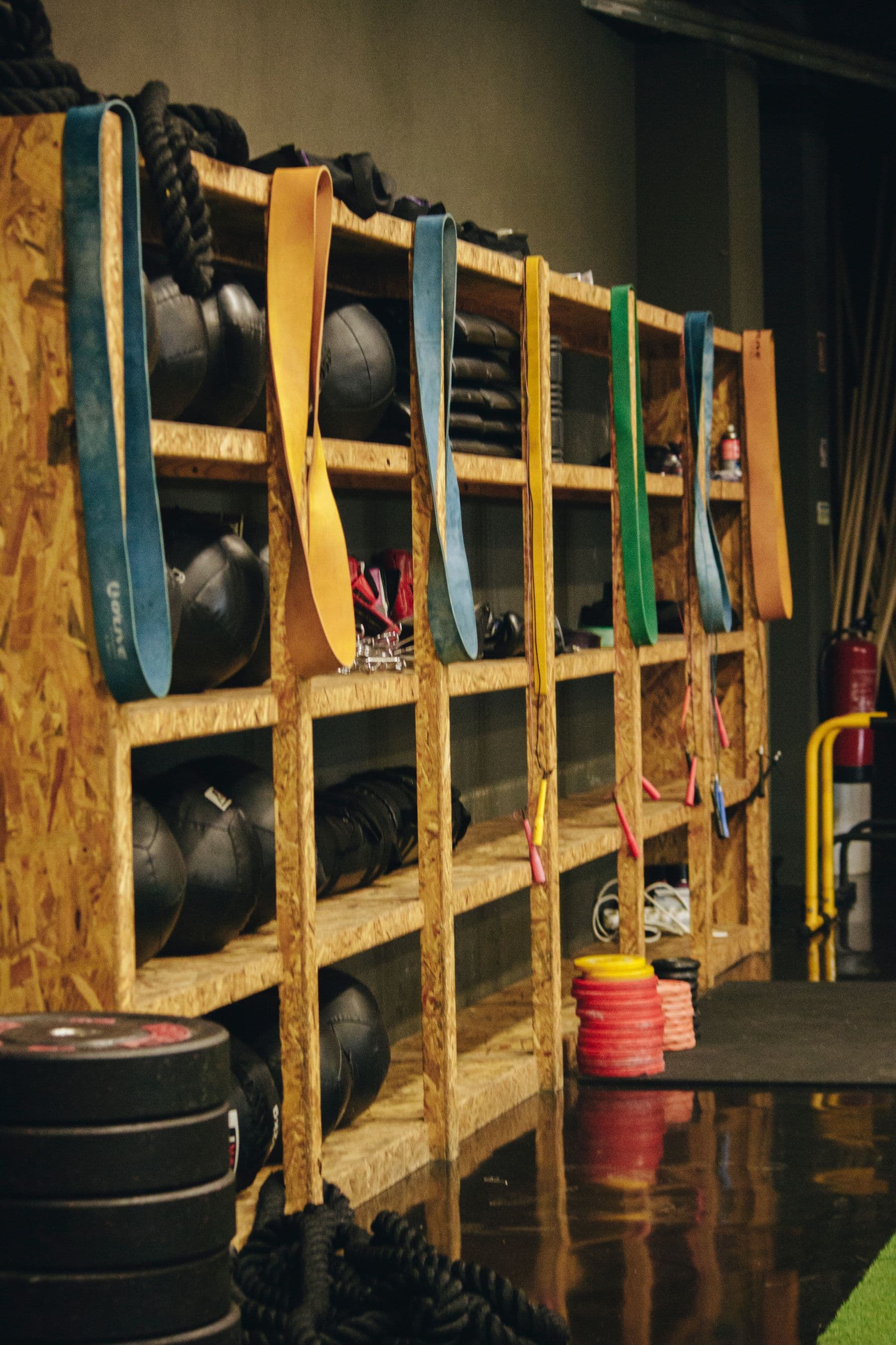 Material de entrenamiento organizado en un gimnasio